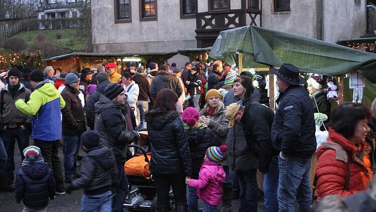 Reges Treiben herrschte bei der Schlossweihnacht in Kirchlauter.