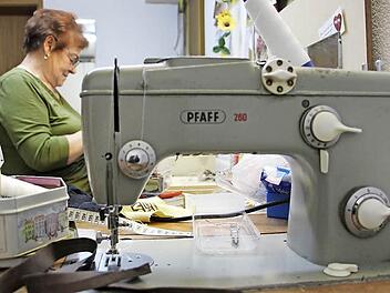 Die Pfaff war Anni Fanenbrucks erste Nähmaschine und ist über 50 Jahre alt. Inzwischen arbeitet sie an einer modernen Maschine. Fotos: Katja Kölbl