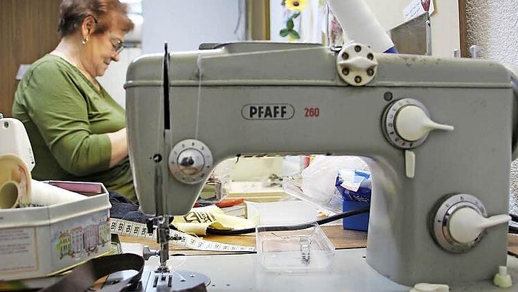 Die Pfaff war Anni Fanenbrucks erste Nähmaschine und ist über 50 Jahre alt. Inzwischen arbeitet sie an einer modernen Maschine. Fotos: Katja Kölbl