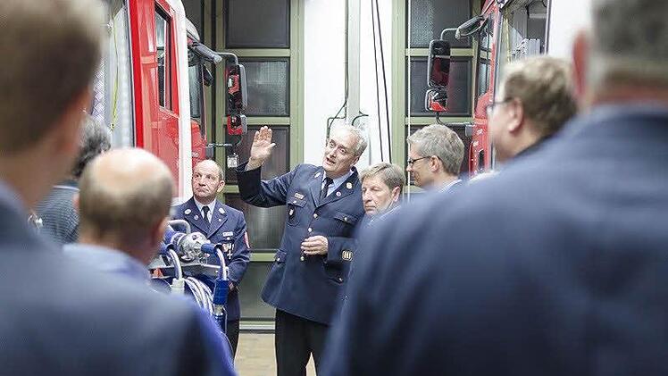 Die Forchheimer Stadträte besichtigen die Ausrüstung der Forchheimer Feuerwehr. privat