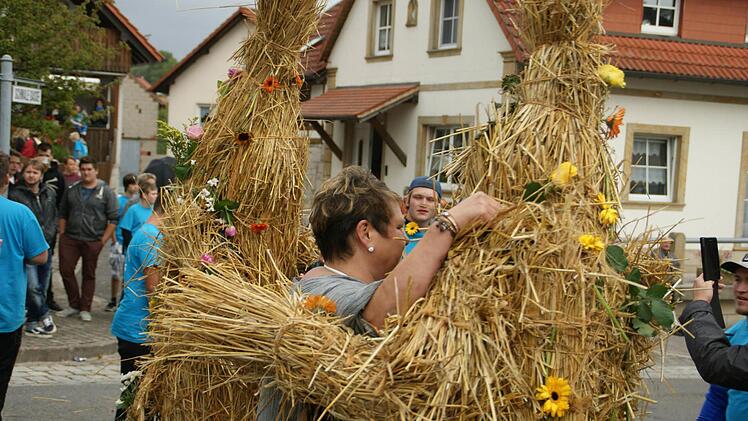Wenn die Musik wechselt, bitten die Strohbären ganz brav zum Tanz. Foto: Sabine Weinbeer