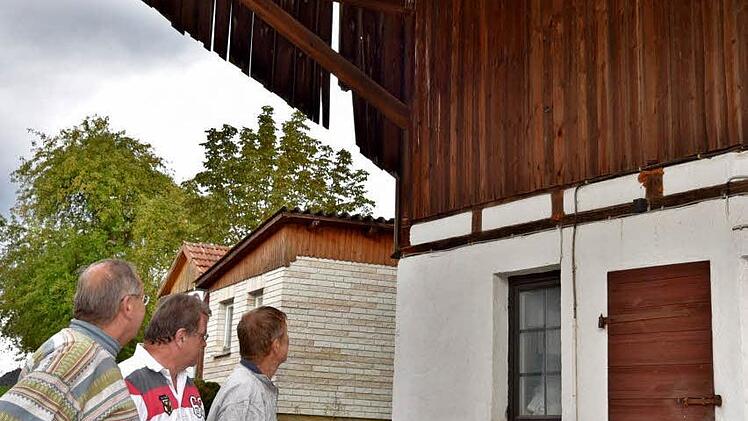 Dank des guten Mäusejahres haben die Schleiereulen eine Zweitbrut abgelegt, in Bodelstadt sind sie sogar in diesen engen Taubenkasten ausgewichen, sagen Gerold Schlosser, Klaus Bauer und Egon Helder (von links) Foto: Gabi Arnold