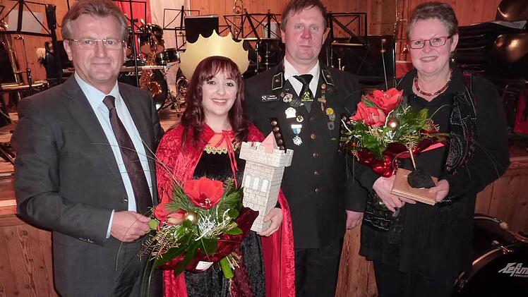 Abschied von Nathalie Häfner, die neun Jahre die heilige Barbara war. Von links Bürgermeister Rainer Detsch, Nathalie Häfner, Knappenvorsitzender Heiko Eisenbeiß sowie Kreiskulturreferentin Gisela Lang  Foto: Gerd Fleischmann