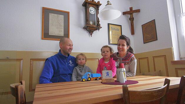 Volker und Nicole F&ouml;rst, hier mit den Kindern Lucia und Ludwig, verw&ouml;hnen k&uuml;nftig die G&auml;ste im Gasthaus "Goldener L&ouml;we". Foto: Josef Hofbauer