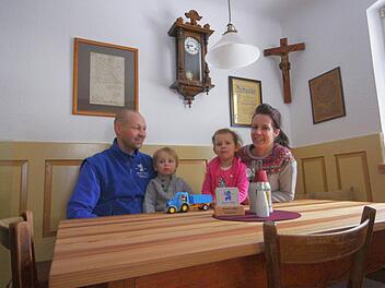 Volker und Nicole Först, hier mit den Kindern Lucia und Ludwig, verwöhnen künftig die Gäste im Gasthaus "Goldener Löwe". Foto: Josef Hofbauer