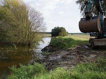 Der Biberdamm am Riedsee wurde nach der schnellen Beseitigung notdürftig wieder geschlossen.  Foto: Anton Then