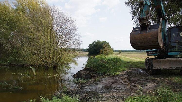 Der Biberdamm am Riedsee wurde nach der schnellen Beseitigung notdürftig wieder geschlossen.  Foto: Anton Then