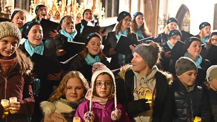 Am Ende erhellten Kinder mit Lichtern die Kirche zu dem Lied "Auld Lang Syne" bei dem Weihnachtskonzert des Vocalensembles. Foto: Gabi Arnold