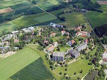 Luftbild des Bezirksklinikums Obermain in Kutzenberg (Gemeinde Ebensfeld). Am oberen Bildrand soll der Neubau entstehen. Die drei großen Gebäude am rechten bzw. unteren Bildrand werden später abgebrochen.                                                                                                         Foto: GeBO