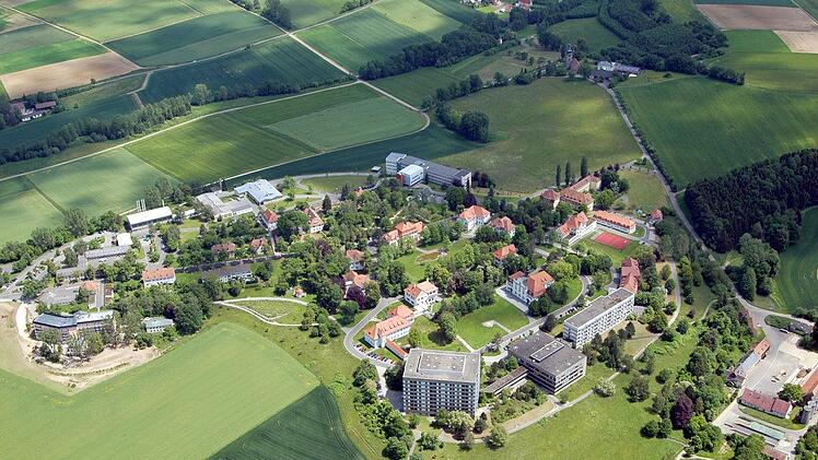 Luftbild des Bezirksklinikums Obermain in Kutzenberg (Gemeinde Ebensfeld). Am oberen Bildrand soll der Neubau entstehen. Die drei großen Gebäude am rechten bzw. unteren Bildrand werden später abgebrochen.                                                                                                         Foto: GeBO