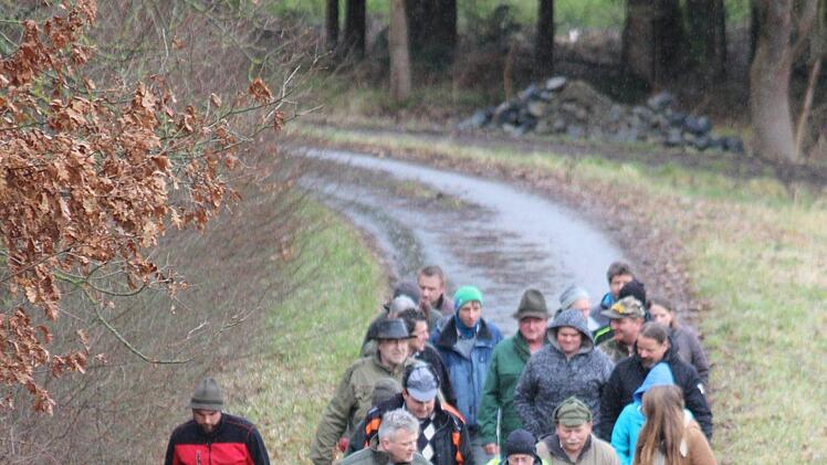Die Teilnehmer am Lehrgang der  Akademie für Naturschutz und Landschaftspflege auf dem Weg zu BiberburgenFotos: Eckehard Kiesewetter