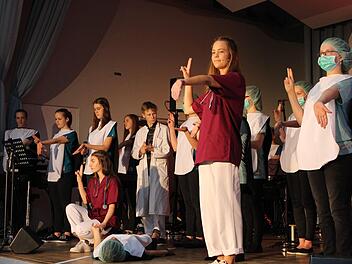Was die Darsteller im Musical "Herzschlag" in der Ebrachtalhalle Wachenroth auf die Bühne brachte, hat das Publikum überzeugt.  Evi Seeger