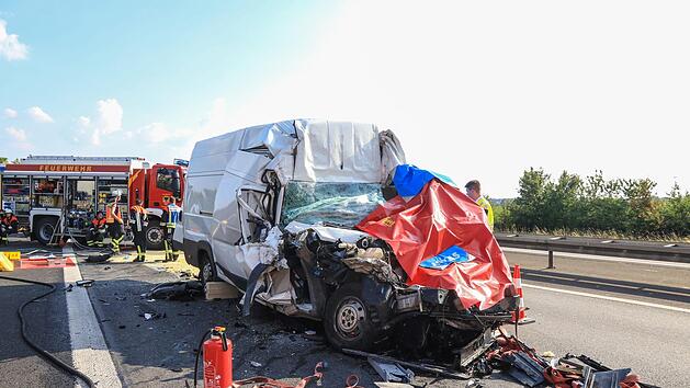 Der Fahrer des Kleintransporters hatte keine Chance. Er war sofort tot. News 5