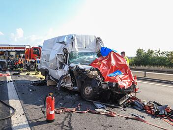 Der Fahrer des Kleintransporters hatte keine Chance. Er war sofort tot. News 5