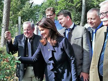 Die bayerische Landwirtschaftsministerin Michaela Kaniber (CSU), lässt sich vom Hammelburger Forstbetriebsleiter Daniel Zippert (links) und seinem Bad Brückenauer Kollegen Wolfram Zeller (rechts) die junge Eichensaatkultur bei Waldfenster zeigen. Dahinter von links der stellvertretende CSU-Kreisvorsitzende Steffen Hörtler, CSU-Landtagsabgeordneter Sandro Kirchner und Landrat Thomas Bold (CSU) Foto: Sigismund von Dobschütz