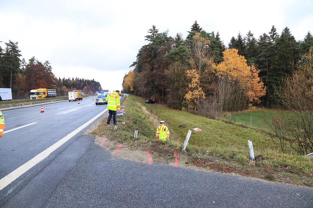 Schwerer Unfall auf der  A9: Auto kracht  durch Leitplanke und stürzt die Böschung hinab