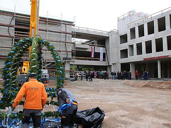 Die Krone für das Richtfest wird vorbereitet, das am Freitag rund ein Jahr nach dem Spatenstich stattfand. Thomas Malz