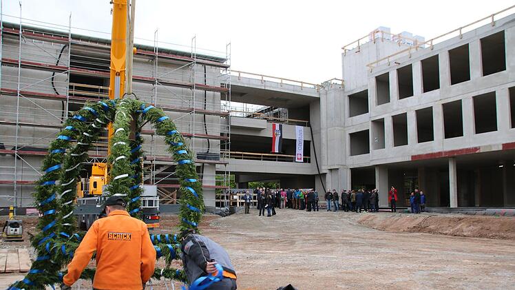 Die Krone für das Richtfest wird vorbereitet, das am Freitag rund ein Jahr nach dem Spatenstich stattfand. Thomas Malz