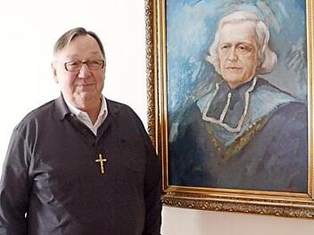 Pater Werner Pieper OMI im Oblatenkloster in Kronach. Neben ihm ein Gemälde des Eugen von Mazenod, ein katholischer Heiliger, der die Missionskongregation der "Oblaten der Unbefleckten Jungfrau Maria" ins Leben gerufen hat.  Foto: K.- H. Hofmann