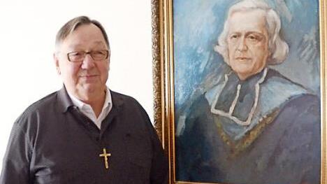 Pater Werner Pieper OMI im Oblatenkloster in Kronach. Neben ihm ein Gemälde des Eugen von Mazenod, ein katholischer Heiliger, der die Missionskongregation der "Oblaten der Unbefleckten Jungfrau Maria" ins Leben gerufen hat.  Foto: K.- H. Hofmann