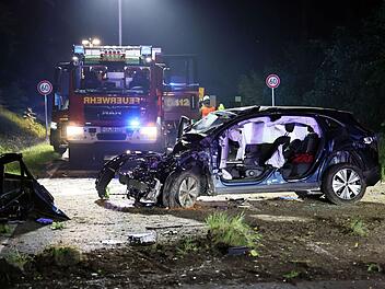 Landkreis Main-Spessart: Auto prallt gegen Baum - Beifahrerin (74) stirbt bei t&ouml;dlichem Unfall