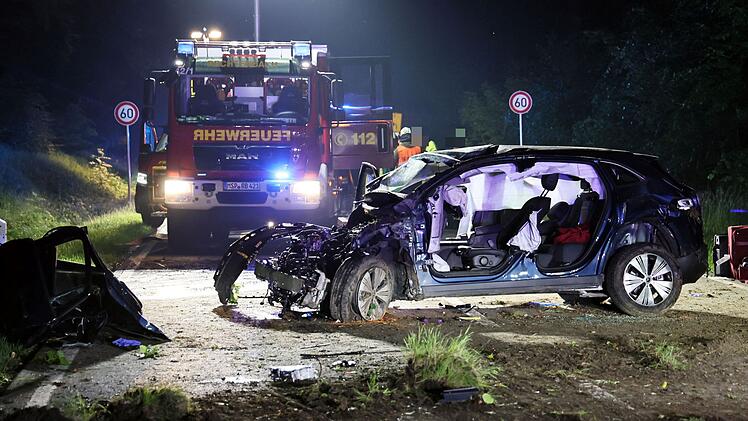 Landkreis Main-Spessart: Auto prallt gegen Baum - Beifahrerin (74) stirbt bei t&ouml;dlichem Unfall