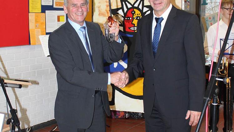 Landrat Oswald Marr überreichte einen Landkreis-Regenschirm.