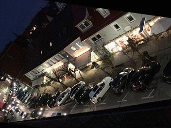 Quer parkende Autos haben im neuen Gestaltungskonzept der Hornschuchallee keinen Platz mehr. Foto: Josef Hofbauer