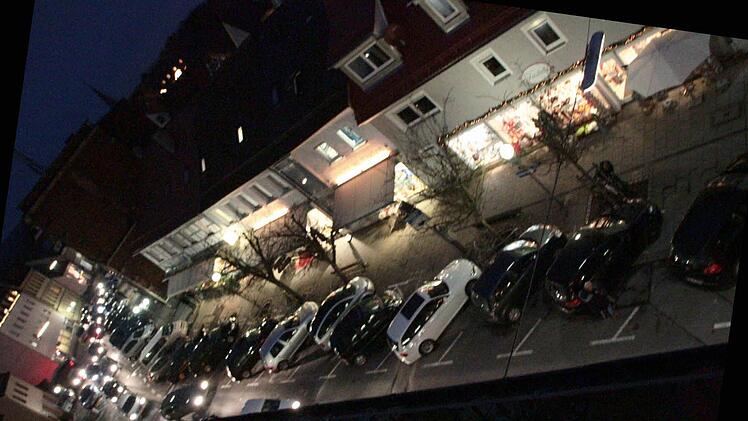 Quer parkende Autos haben im neuen Gestaltungskonzept der Hornschuchallee keinen Platz mehr. Foto: Josef Hofbauer