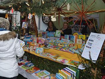 Der Förderverein und Elternbeirat der Grundschule Weißenbrunn bot lehrreiche Kinderspiele, Kinderbücher und CDs an.  Foto: Karl-Heinz Hofmann