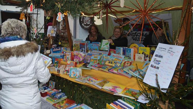 Der Förderverein und Elternbeirat der Grundschule Weißenbrunn bot lehrreiche Kinderspiele, Kinderbücher und CDs an.  Foto: Karl-Heinz Hofmann