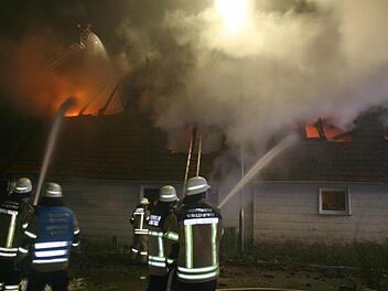 Bei Minusgraden kämpften die Feuerwehrleute gegen die Flammen im Obergeschoss eines Einfamilienhauses in Oberwallenstadt an.Foto: Stefan Johannes