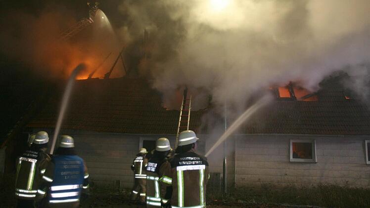 Bei Minusgraden kämpften die Feuerwehrleute gegen die Flammen im Obergeschoss eines Einfamilienhauses in Oberwallenstadt an.Foto: Stefan Johannes