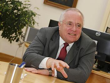 Generalstaatsanwalt Thomas Janovsky erklärt die Aufgaben der Bayerischen Zentralstelle zur Bekämpfung von Cybercrime. Foto: Matthias Hoch