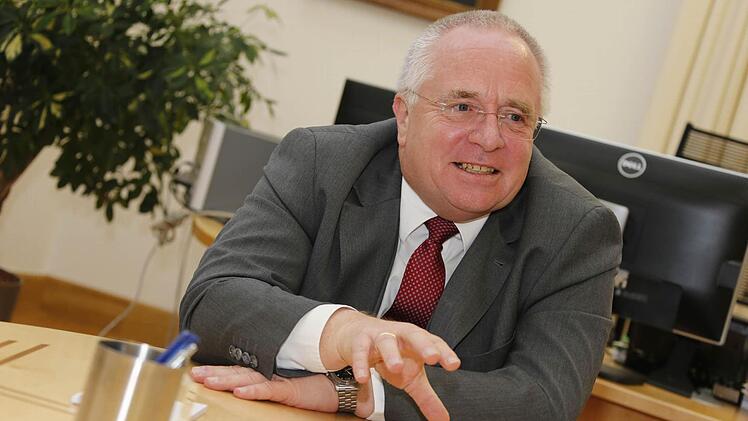 Generalstaatsanwalt Thomas Janovsky erklärt die Aufgaben der Bayerischen Zentralstelle zur Bekämpfung von Cybercrime. Foto: Matthias Hoch