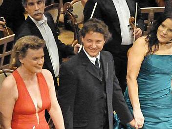 Sie wurden vom Publikum gefeiert: Vesselina Kasarova, Dmitry Korchak und Genia Kühmeier. Foto: Ahnert