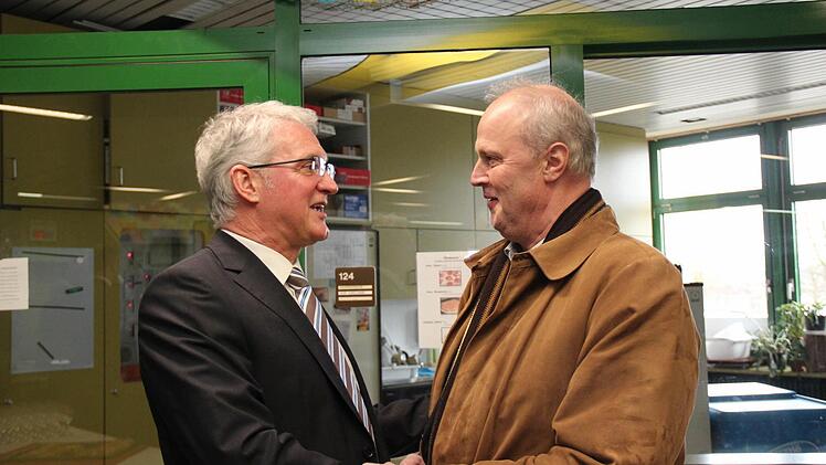 Bürgermeister Gerald Brehm gratuliert Schulleiter Martin Wirsching. Foto: Johanna Blum