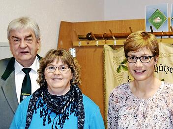 Schützenmeister Gerd Schmitt und Gaubogenreferent Manfred Koch ehrten Margit Hofmann und Gabriele Bauer für 25 Jahre.
