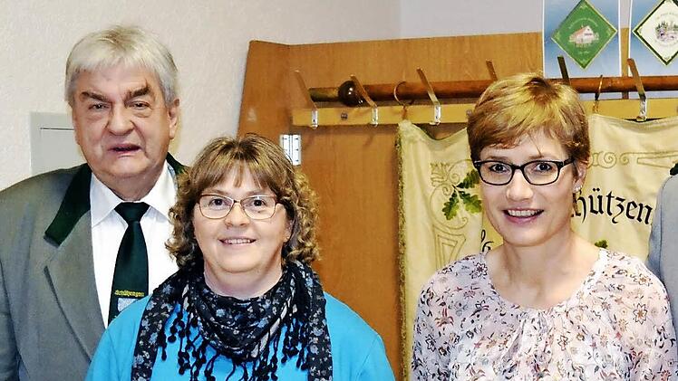 Schützenmeister Gerd Schmitt und Gaubogenreferent Manfred Koch ehrten Margit Hofmann und Gabriele Bauer für 25 Jahre.