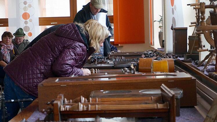 Versteigerung im Rathaus in Wartmannsroth. Foto: Gerd Schaar