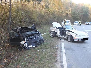 Die Insassen des schwarzen Hyundai wurden leicht verletzt, die des silbernen Mazda schwer.Jann Weckel