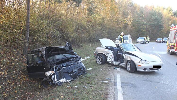 Die Insassen des schwarzen Hyundai wurden leicht verletzt, die des silbernen Mazda schwer.Jann Weckel