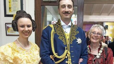 Gelebte St&auml;dtepartnerschaft: Das Coburger Victoria-Albert-Double-Paar Lou Leimeister und Jerry Paramo beim Empfang in East Cowes zu Victorias 200. Geburtstag. Bei East Cowes liegt Osborne House. Die Queen und ihr Gemahl Prinz Albert hatten das Anwesen 1844 erworben. Rechts B&uuml;rgermeisterin Jane Rann. Foto: Simone Bastian