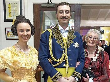 Gelebte St&auml;dtepartnerschaft: Das Coburger Victoria-Albert-Double-Paar Lou Leimeister und Jerry Paramo beim Empfang in East Cowes zu Victorias 200. Geburtstag. Bei East Cowes liegt Osborne House. Die Queen und ihr Gemahl Prinz Albert hatten das Anwesen 1844 erworben. Rechts B&uuml;rgermeisterin Jane Rann. Foto: Simone Bastian