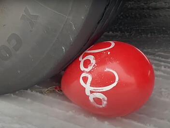 Ein Jahr zum Vergessen - oder zum Platzen lassen: In einem Video, das die Firma an ihre Kunden versandte, überrollt ein  Bus von Frankenland-Reisen einen Luftballon mit der Jahreszahl 2020.
