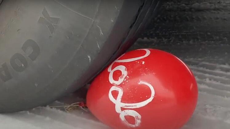 Ein Jahr zum Vergessen - oder zum Platzen lassen: In einem Video, das die Firma an ihre Kunden versandte, überrollt ein  Bus von Frankenland-Reisen einen Luftballon mit der Jahreszahl 2020.