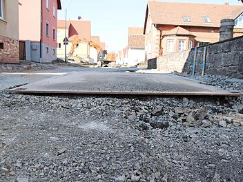 Auf einem Teilstück der Straße "Unterland" in Reichenbach liegt die Verrohrung des Baches zu hoch, weswegen die Straße höher ausgebaut wird als ursprünglich geplant.