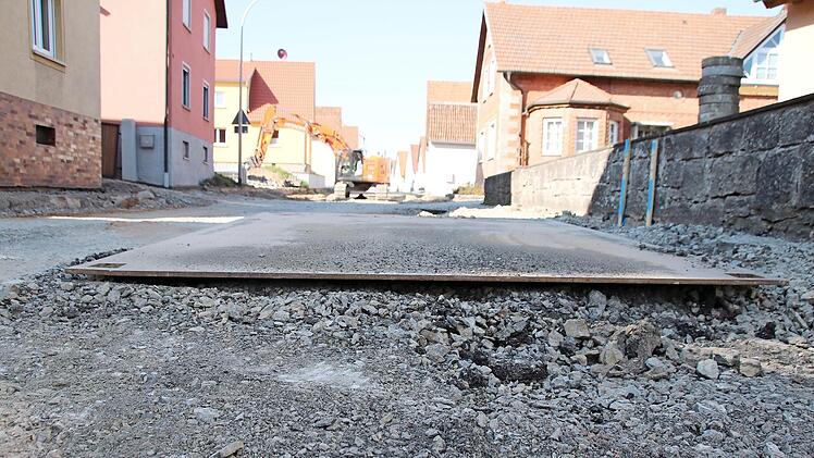 Auf einem Teilstück der Straße "Unterland" in Reichenbach liegt die Verrohrung des Baches zu hoch, weswegen die Straße höher ausgebaut wird als ursprünglich geplant.