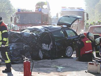 Nach dem schweren Geisterfahrer-Unfall auf der Autobahn 73 vom Dienstag ist nun auch der Beifahrer im Skoda verstorben. Foto: Ronald Rinklef