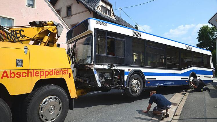 Der Bus musste abgeschleppt werden.